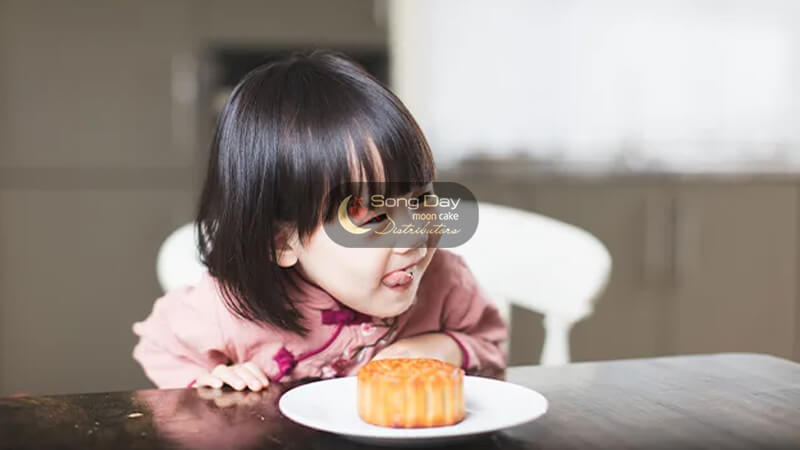 trẻ em nên hạn chế ăn bánh trung thu
