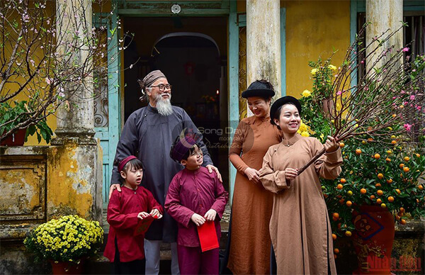 nét đẹp tặng quà cho bố mẹ ngày tết