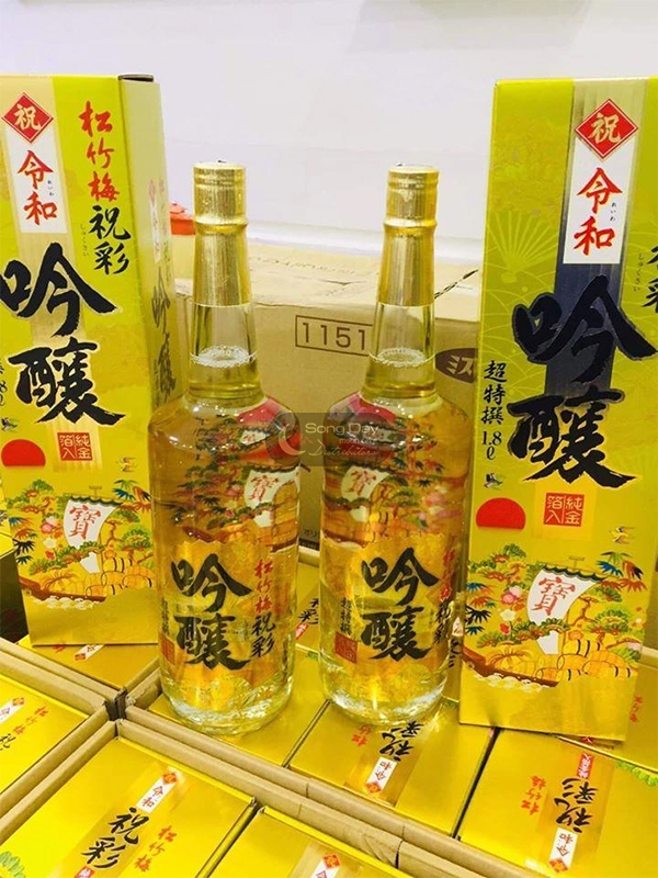 Rượu Sake chai trắng vảy vàng Takara Shozu