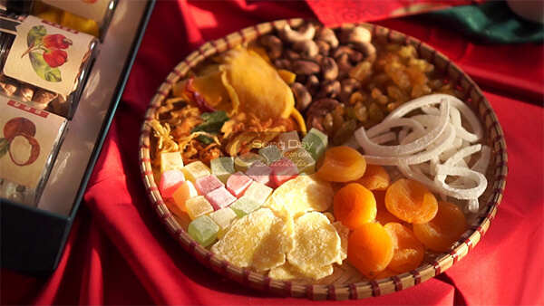 mâm mứt tết cách tân với mẹt tre