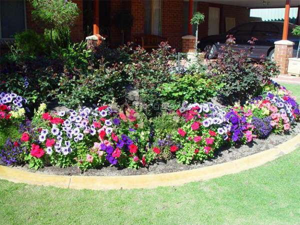 tiểu cảnh với vườn hoa ngày Tết