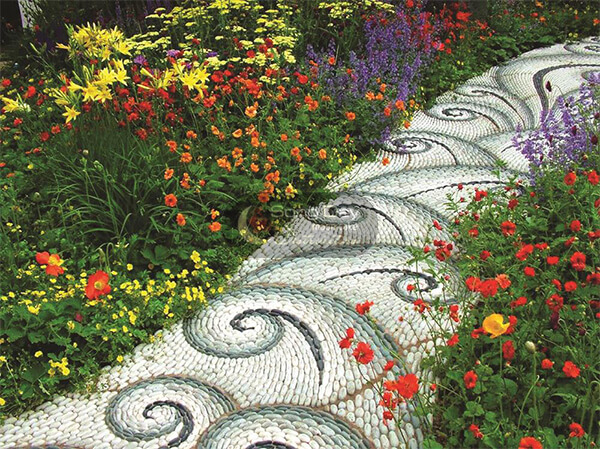 trồng hoa dọc theo lối đi