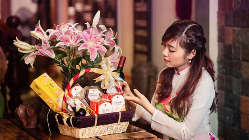 tại sao nên tặng quà tết cho nhân viên