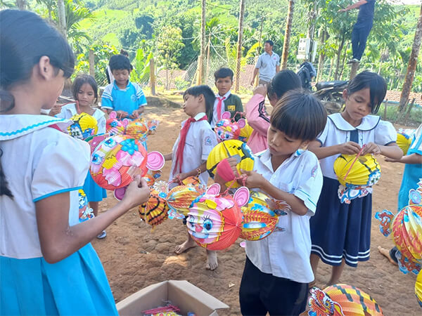 trẻ em trung thu vùng cao