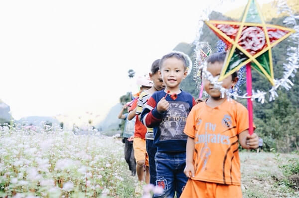 trẻ em vùng núi chơi trung thu như thế nào