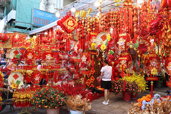 mua sắm trang trí ngày tết