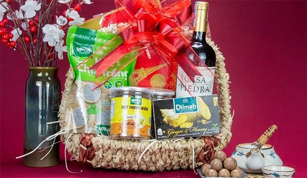 So sánh giữa hộp quà Tết tự chọn và hộp quà truyền thống